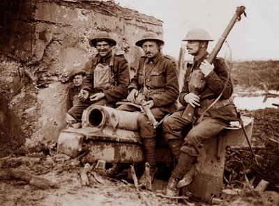 Garde-côtes avec un canon allemand capturé - English Photographer